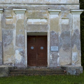 Lutriņu luterāņu baznīcas ieejas portāls Lutriņu luterāņu baznīcas ieejas portāls