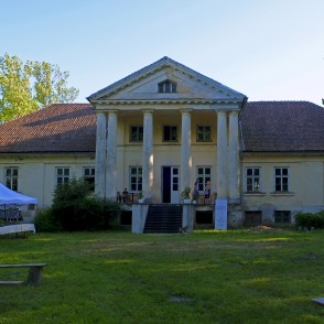 Padures muižas pils no parka puses Padures muižas pils no parka puses