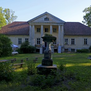 Padures muižas pils no parka puses Padures muižas pils no parka puses