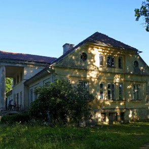 Padures muižas pils no sāniem Padures muižas pils no sāniem