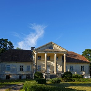 Padures muižas pils centrālā fasāde Padures muižas pils centrālā fasāde