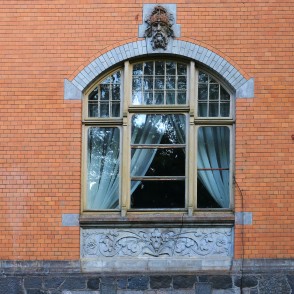 Pelču muižas pils logs ar bareljefu Pelču muižas pils logs ar bareljefu