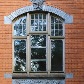 Pelču muižas pils logs ar bareljefu Pelču muižas pils logs ar bareljefu