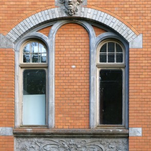 Pelču muižas pils logs ar bareljefu Pelču muižas pils logs ar bareljefu