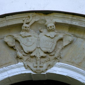 Ģerbonis virs Remtes baznīcas ieejas Ģerbonis virs Remtes baznīcas ieejas