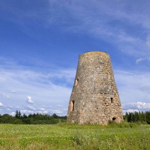 Dzirnavas Sudmaļu (Jurģu) kalnā pie Zvārdes purva Dzirnavas Sudmaļu (Jurģu) kalnā pie Zvārdes purva