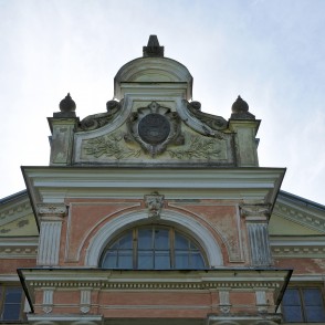 Remtes muižas rizalīts ar neorenesanses stila frontonu Remtes muižas rizalīts ar neorenesanses stila frontonu