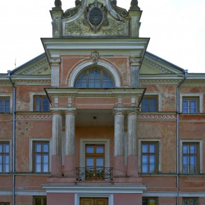 Remtes muižas rizalīts ar neorenesanses stila frontonu Remtes muižas rizalīts ar neorenesanses stila frontonu