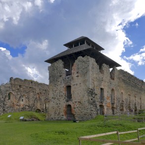 Raunas pilsdrupas un skatu tornis Raunas pilsdrupas un skatu tornis