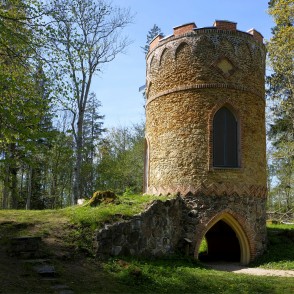 Remtes muižas parka medību tornis Remtes muižas parka medību tornis