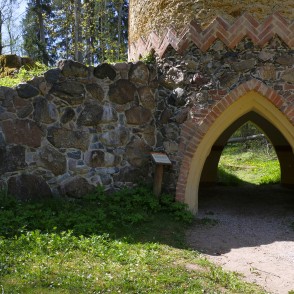 Remtes muižas parka medību tornis Remtes muižas parka medību tornis