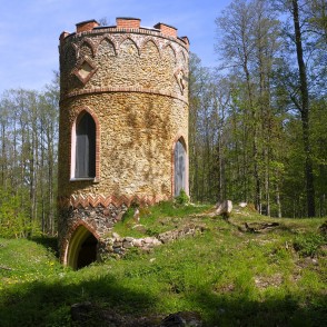 Remtes muižas parka medību tornis Remtes muižas parka medību tornis