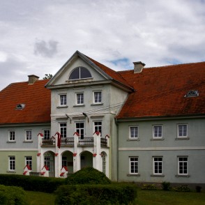 Bijusī Popes pils, tagad Popes skola Bijusī Popes pils, tagad Popes skola