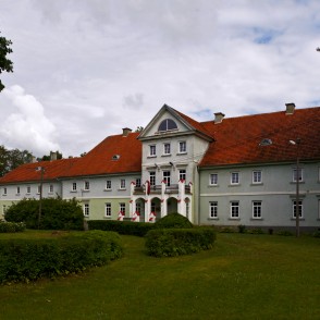 Bijusī Popes pils, tagad Popes skola Bijusī Popes pils, tagad Popes skola