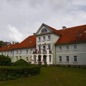 Bijusī Popes pils, tagad Popes skola Bijusī Popes pils, tagad Popes skola