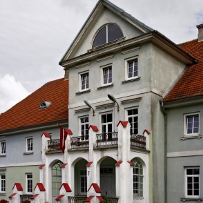 Bijusī Popes pils, tagad Popes skola Bijusī Popes pils, tagad Popes skola