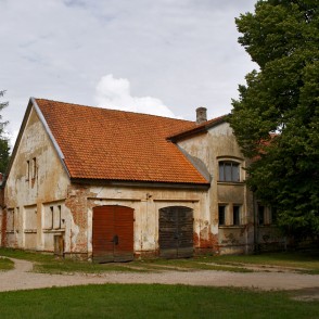 Popes muižas saimniecības ēka Popes muižas saimniecības ēka