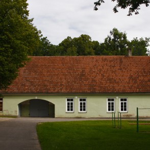 Bijusī Popes pils, tagad Popes skola Bijusī Popes pils, tagad Popes skola