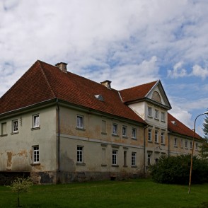 Bijusī Popes pils, tagad Popes skola Bijusī Popes pils, tagad Popes skola