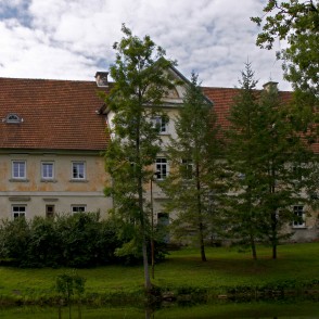 Bijusī Popes pils, tagad Popes skola Bijusī Popes pils, tagad Popes skola