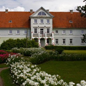 Bijusī Popes pils, tagad Popes skola Bijusī Popes pils, tagad Popes skola