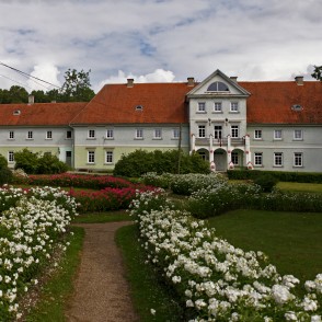 Bijusī Popes pils, tagad Popes skola Bijusī Popes pils, tagad Popes skola
