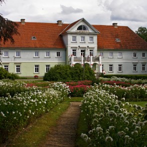 Bijusī Popes pils, tagad Popes skola Bijusī Popes pils, tagad Popes skola