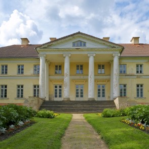 Snēpeles muižas pils no parka puses Snēpeles muižas pils no parka puses