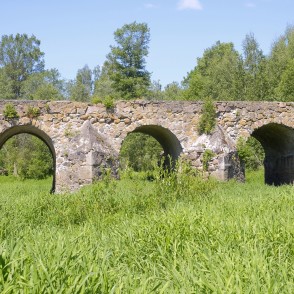 Trīslaidumu akmens mūra velvju tilts pār Vesetu Trīslaidumu akmens mūra velvju tilts pār Vesetu