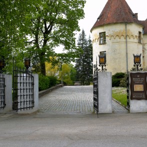 Jaunpils pils ieejas vārti Jaunpils pils ieejas vārti