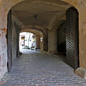 Jaunpils pils ieeja pagalmā Jaunpils pils ieeja pagalmā