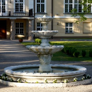 Strūklaka Mālpils muižas pagalmā Strūklaka Mālpils muižas pagalmā