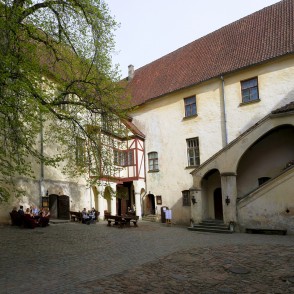 Jaunpils pils iekšējais pagalms Jaunpils pils iekšējais pagalms