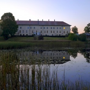 Dundagas pils vēlu vakarā Dundagas pils vēlu vakarā