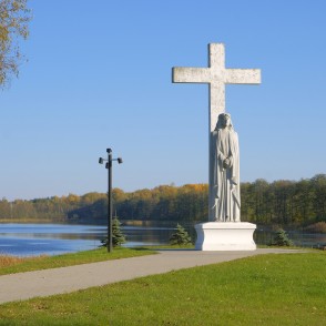 Krucifikss Aglonas bazilikas sakrālajā laukumā pie Aglonas ezera Krucifikss Aglonas bazilikas sakrālajā laukumā pie Aglonas ezera