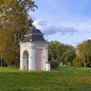 Lindes muižas vārti rudenīgā parkā, vēsturiska arhitektūra Lindes muižas vārti rudenīgā parkā, vēsturiska arhitektūra