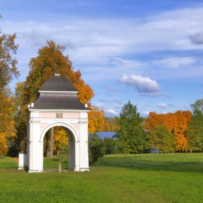 Lindes muižas vārti rudenīgā Lindes parkā ar skatu uz upi Lindes muižas vārti rudenīgā Lindes parkā ar skatu uz upi