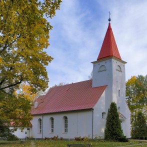 Lielvārdes luterāņu baznīca rudenīgā parkā Lielvārdes luterāņu baznīca rudenīgā parkā