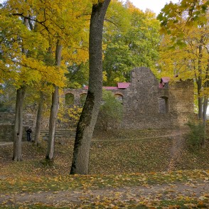 Lielvārdes bruņinieku pils drupas rudenī koku ieskautā parkā Lielvārdes bruņinieku pils drupas rudenī koku ieskautā parkā