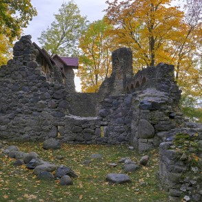 Lielvārdes bruņinieku pils drupas rudenī ar akmens mūriem Lielvārdes bruņinieku pils drupas rudenī ar akmens mūriem