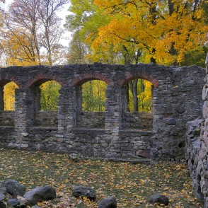 Lielvārdes bruņinieku pils drupu arkas rudenī koku ieskautā vidē Lielvārdes bruņinieku pils drupu arkas rudenī koku ieskautā vidē
