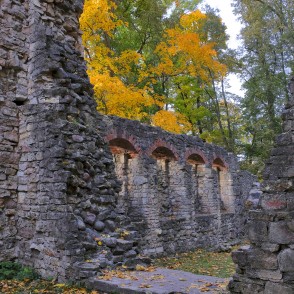 Lielvārdes bruņinieku pils drupas rudenī Lielvārdes bruņinieku pils drupas rudenī
