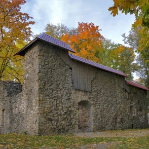 Lielvārdes bruņinieku pils mūra ēka rudenī koku ieskautā ainavā Lielvārdes bruņinieku pils mūra ēka rudenī koku ieskautā ainavā