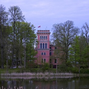 Skats uz Zemītes muižas pils torni Skats uz Zemītes muižas pils torni