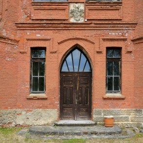 Cirstu muižas kungu mājas ieejas portāls Cirstu muižas kungu mājas ieejas portāls