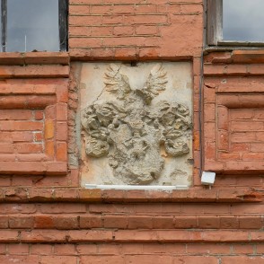 Ģerbonis Cirstu muižas kungu mājas fasādē Ģerbonis Cirstu muižas kungu mājas fasādē