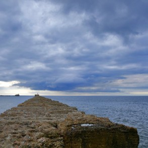 Liepājas ziemeļu mols ar skatu uz Baltijas jūru zem mākoņainām debesīm Liepājas ziemeļu mols ar skatu uz Baltijas jūru zem mākoņainām debesīm
