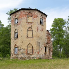 Sešstūrains neogotisks tornis Cirstu muižā Sešstūrains neogotisks tornis Cirstu muižā