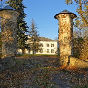 Kameņecas muižas vārti Kameņecas muižas vārti