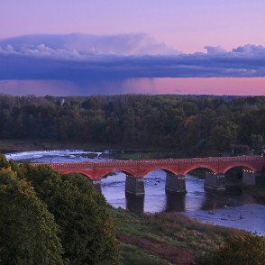 Kuldīgas vecais ķieģeļu tilts pār Ventu krēslas gaismā Kuldīgas vecais ķieģeļu tilts pār Ventu krēslas gaismā